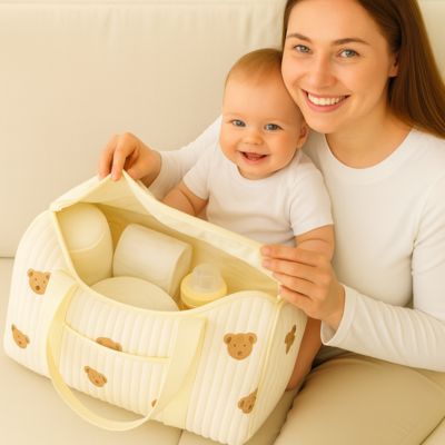 maman avec bébé prépare sac à langer bébé Petit Ours Brodé