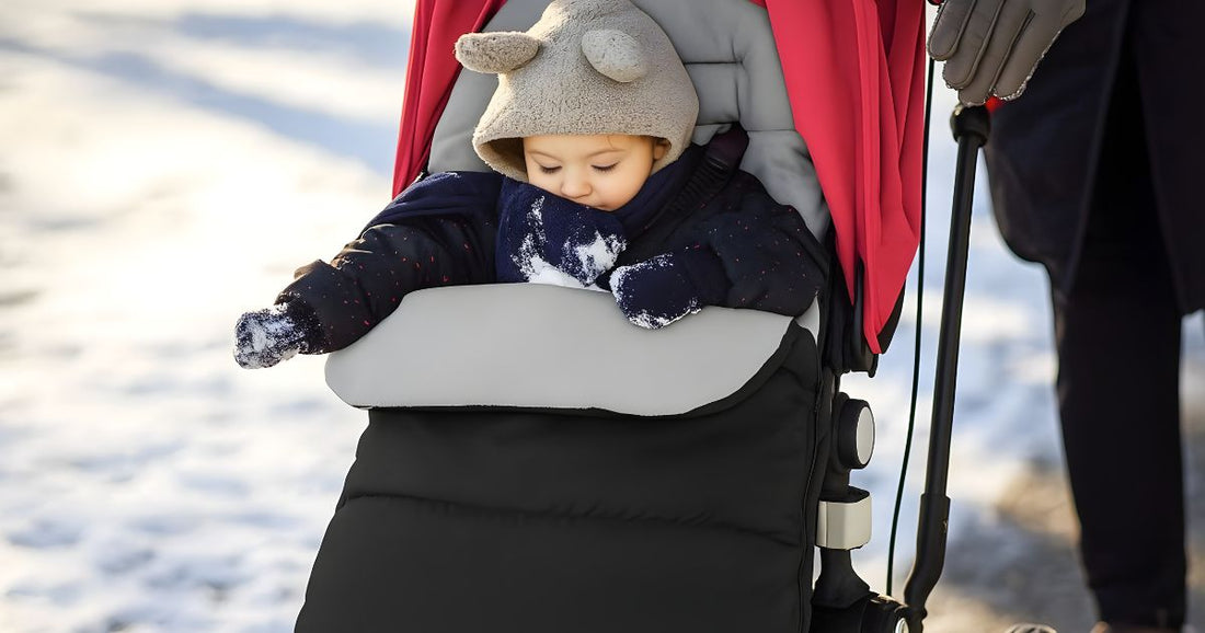Bébé au chaud dans une chancelière bébé pour poussette en hiver