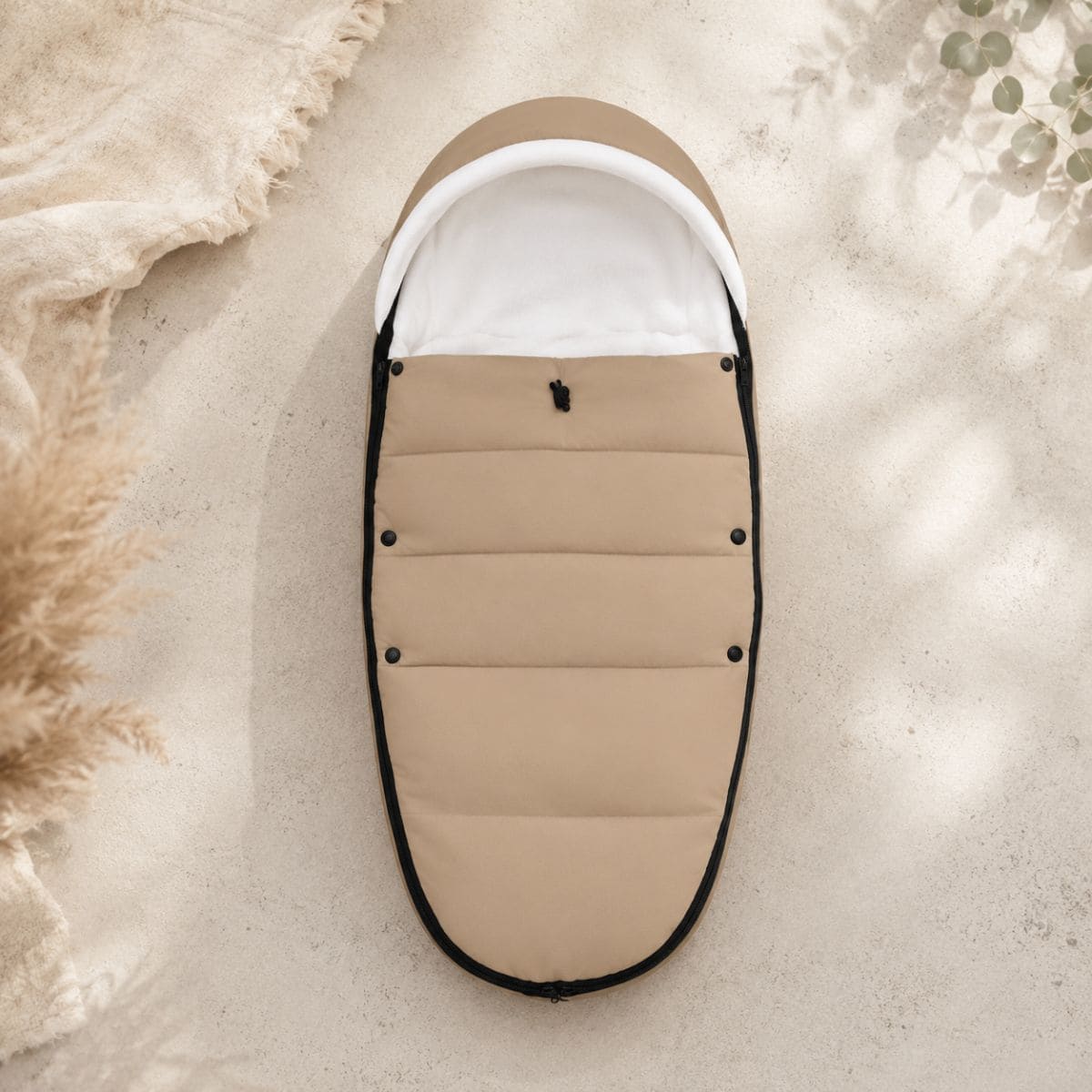 Chancelière poussette Rempart Hivernal beige avec doublure intérieure blanche. 