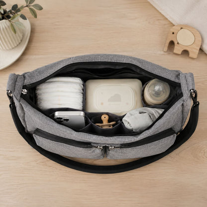 Intérieur organisé de l’organisateur de poussette Nomade Go avec couches lingettes biberon et accessoires bébé
