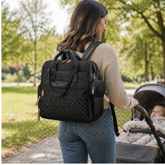 Sac à dos à langer grande capacité Nomade porté par une maman lors d’une sortie avec bébé en poussette