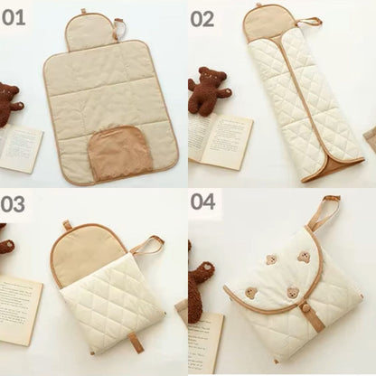 tapis à langer nomade Petit Cocon montrant les différentes étapes de pliage pour passer du format déplié au format pochette compacte