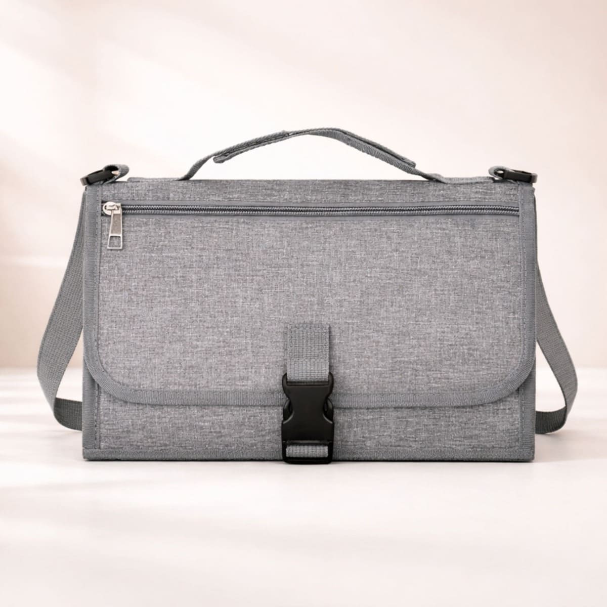 Tapis à langer nomade Nomade+  gris pliable avec compartiment de rangement pour sorties avec bébé 