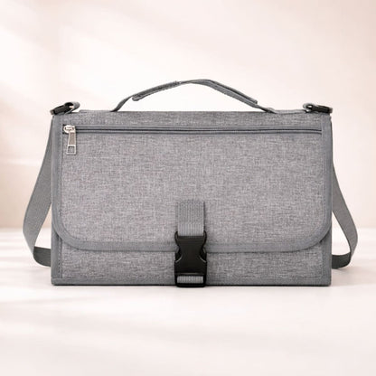 Tapis à langer nomade Nomade+  gris pliable avec compartiment de rangement pour sorties avec bébé 