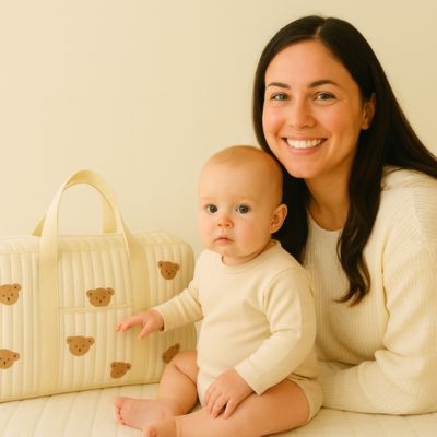 bebe assis dans lit avec sac a-langer bebe petit ours brode