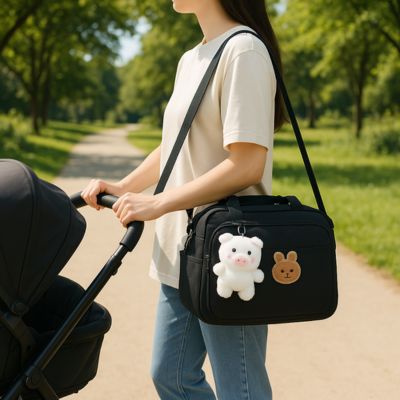 maman pousse la poussette et porte sac a langer pocket style noir bandouliere