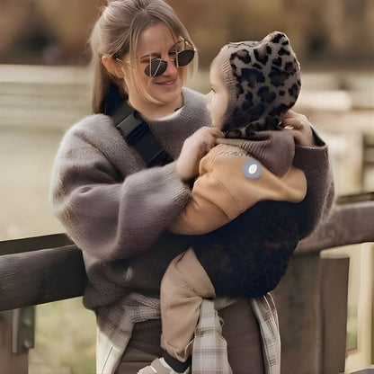 maman portant son bébé en extérieur avec le porte-bébé Léopard, assurant un portage confortable et sécurisé