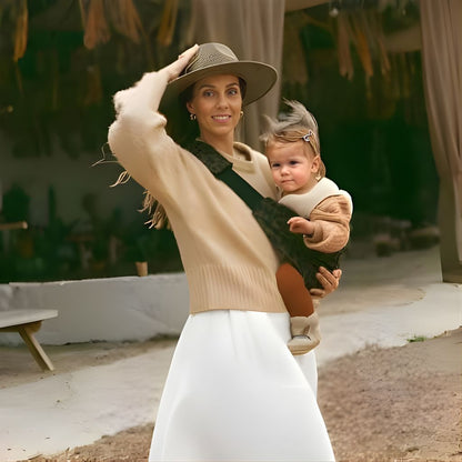 maman en sortie portant son bébé avec le porte-bébé Léopard, pratique et confortable pour le portage au quotidien