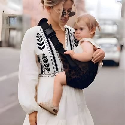 bébé porté en ville avec le porte-bébé Léopard, offrant un portage confortable et pratique au quotidien