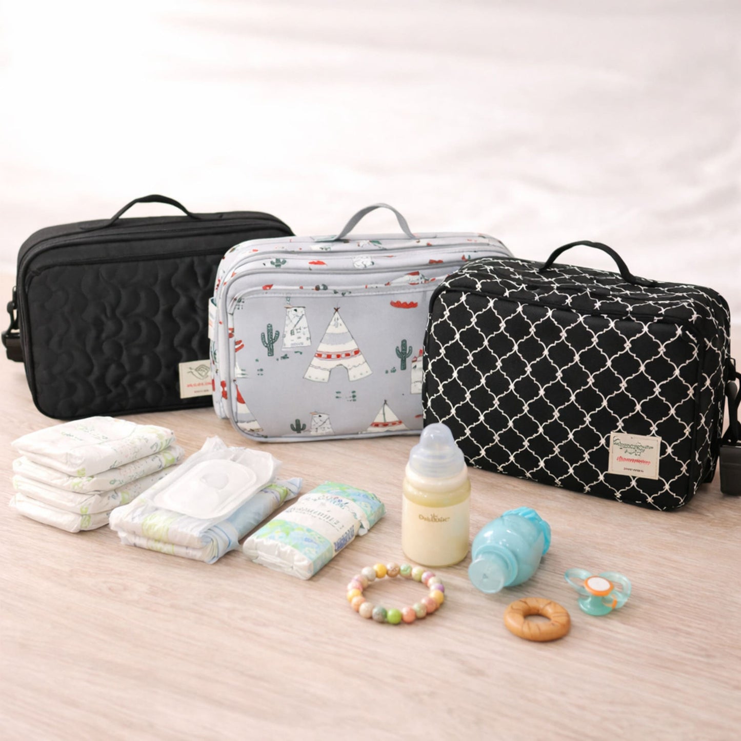 Organisateur poussette Nomade présenté en trois variantes avec accessoires bébé pour organiser les sorties