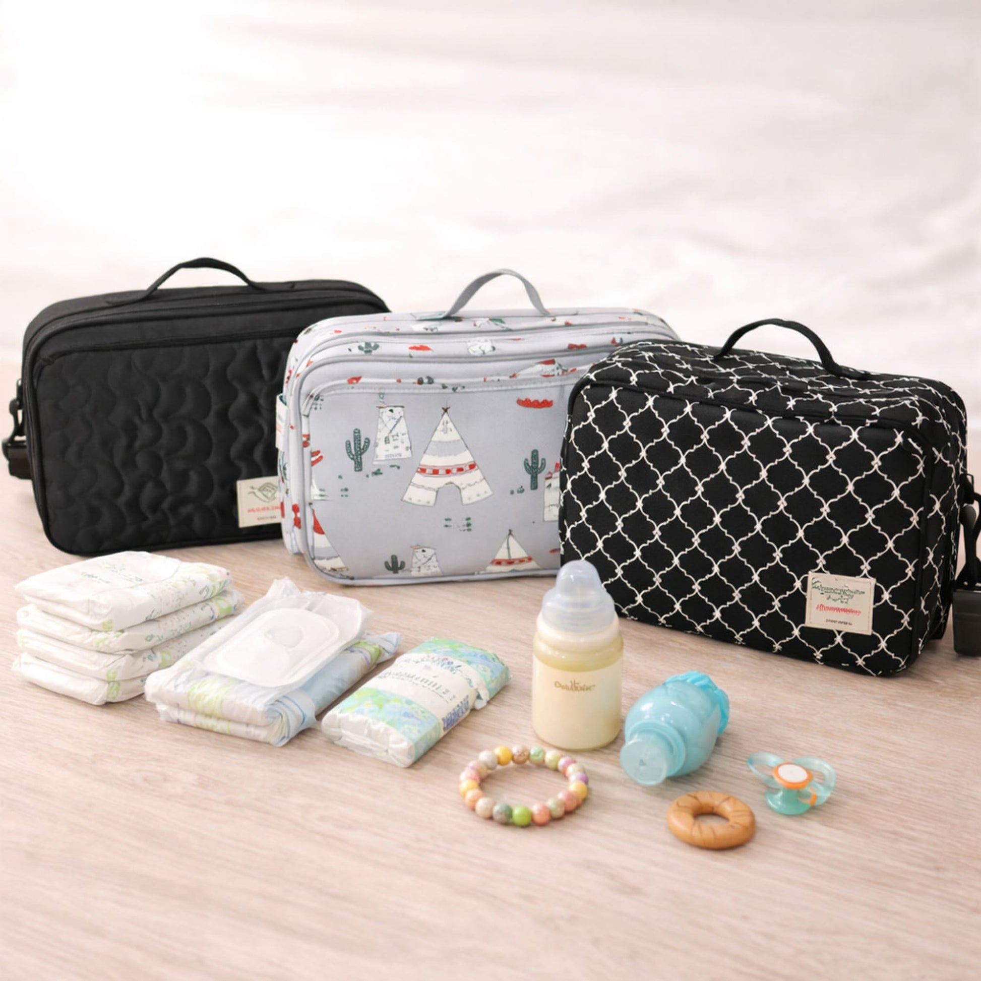 Organisateur poussette Nomade présenté en trois variantes avec accessoires bébé pour organiser les sorties