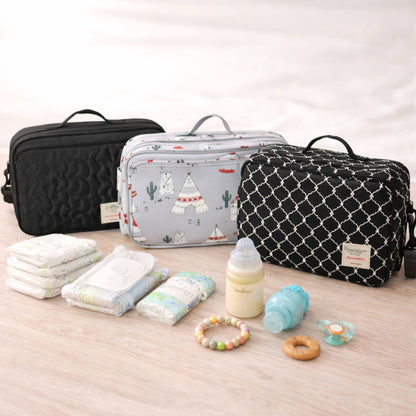 Organisateur poussette Nomade présenté en trois variantes avec accessoires bébé pour organiser les sorties