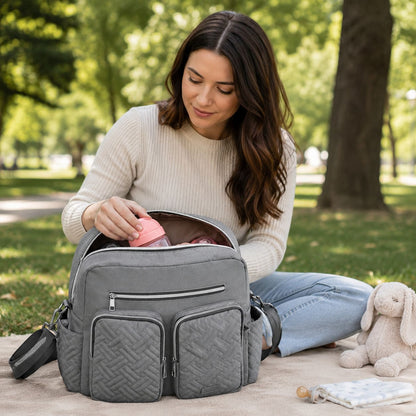 sac à langer Élégance Organisée utilisé au parc pour garder les affaires de bébé accessibles pendant une sortie 