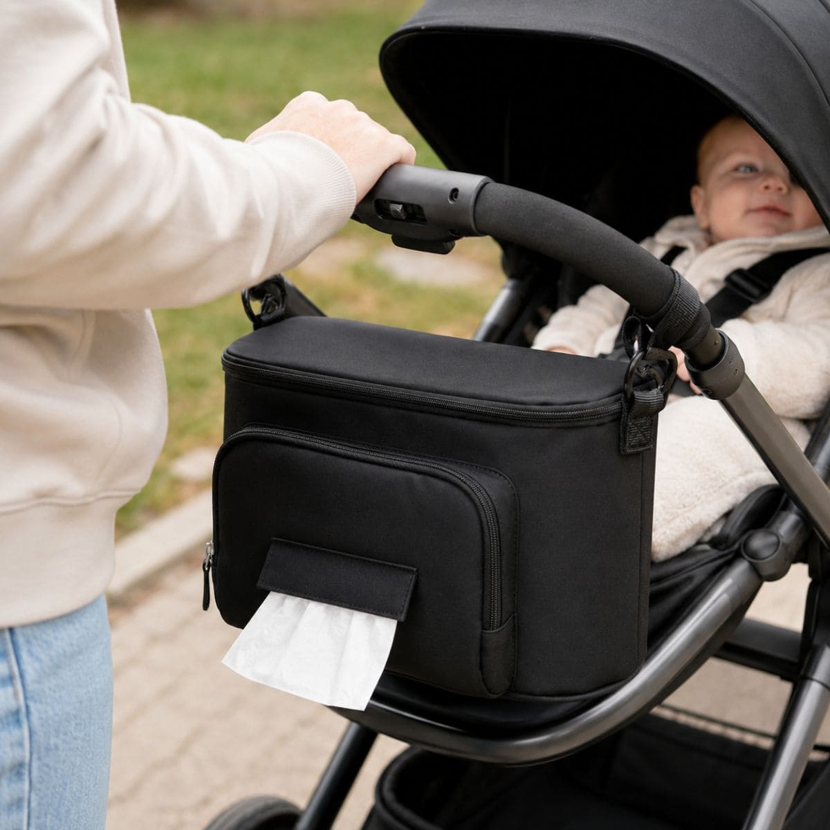 sac à langer pour poussette Nomade Mini fixé à une poussette avec attaches 