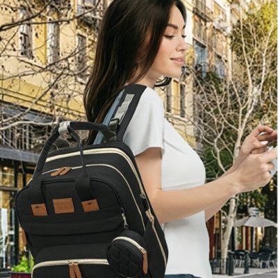 sac-a-dos-a-langer-nomade-noir-porte-par-une-femme