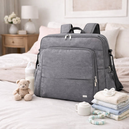 sac à dos à langer Parent'Hez gris foncé  présenté avec accessoires pour bébé