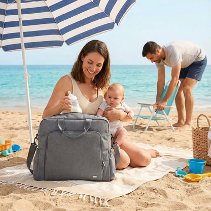 sac à dos à langer Parent'Hez utilisé à la plage par des parents avec bébé

