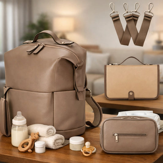 sac à langer sac à dos Élégance Urbaine présenté avec accessoires assortis en coloris taupe
