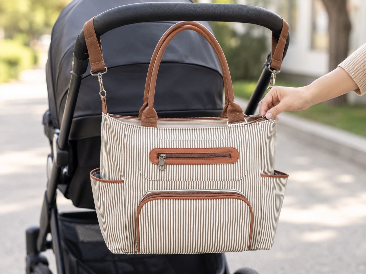 Sac à langer multifonction avec accessoires Pack Sérénité attaché à une poussette avec attaches sécurisées